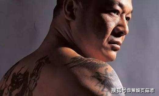 纹身大哥抽烟吃瓜,抽烟吃瓜，悠然自得